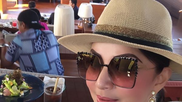 Intip Gaya Makan Bupati Minahasa Selatan yang Cantik dan Modis