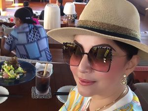 Intip Gaya Makan Bupati Minahasa Selatan yang Cantik dan Modis