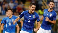 Setelah buntu di sebagian besar pertandingan, Italia akhirnya selamat. Diawali dari pelanggaran terhadap Federico Chiesa, wasit memberikan hadiah penalti kepada Italia yang dieksekusi dengan sempurna oleh Jorginho. (Foto: Stefano Rellandini/Reuters)
