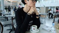 10 Potret Cantik Rima Melati Adams Saat Ngopi dan Makan Sehat