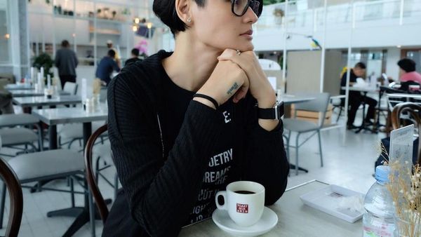 10 Potret Cantik Rima Melati Adams Saat Ngopi dan Makan Sehat