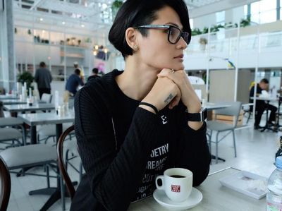 10 Potret Cantik Rima Melati Adams Saat Ngopi dan Makan Sehat