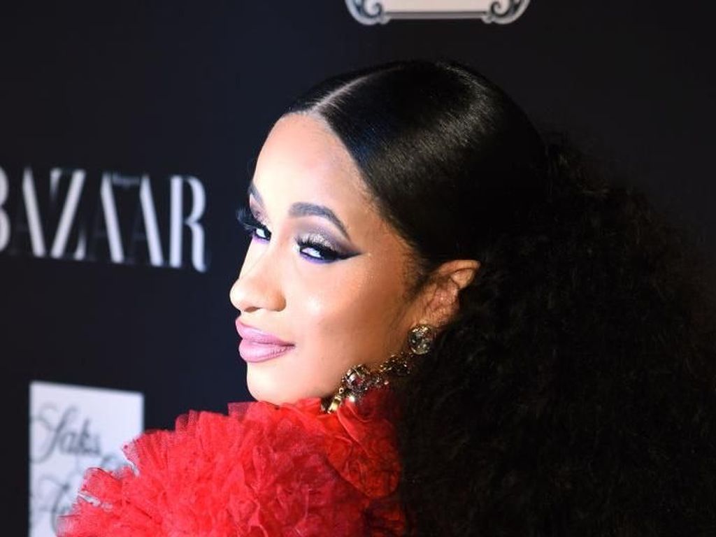 Serba Salah, Cardi B Pakai Baju Tertutup Pun Dikritik Serba Salah, Cardi B Pakai Baju Tertutup Pun Dikritik
