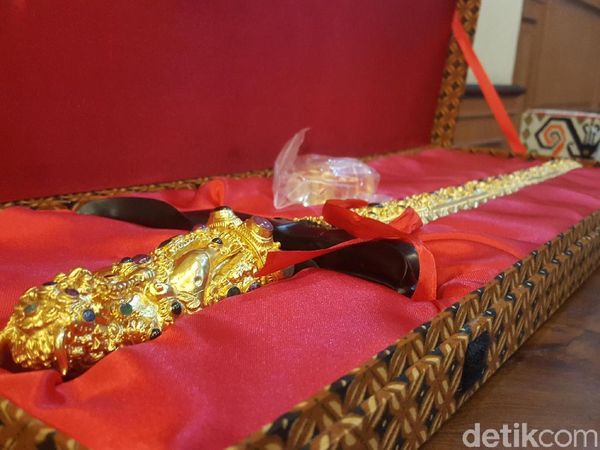 Foto: Keris Keemasan Prabowo untuk Djoko Santoso