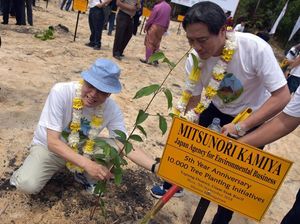 Bersama Perwakilan Jepang, APP Sinar Mas Tanam 10.000 Pohon di Riau