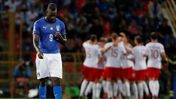 Soccer Football - UEFA Nations League - League A - Group 3 - Italy v Poland - Stadio Renato Dall'Ara, Bologna, Italy - September 7, 2018  Italy's Mario Balotelli looks dejected as Piotr Zielinski celebrates scoring Poland's first goal with team mates   REUTERS/Stefano Rellandini      TPX IMAGES OF THE DAY