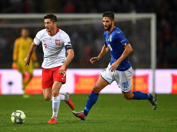 BOLOGNA, ITALY - SEPTEMBER 07:  Roberto Gagliardini of Italy (R) competes for the ball with  Robert Lewandowski of Poland during the UEFA Nations League A group three match between Italy and Poland at Stadio Renato DallAra on September 7, 2018 in Bologna, Italy.  (Photo by Valerio Pennicino/Getty Images)