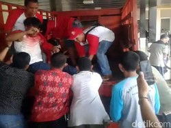 Korban Bus Pariwisata Masuk Jurang di Sukabumi Dievakuasi Pakai Truk