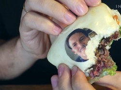 Unik! Di Bao Bun Ini Ada Gambar Wajah yang Bisa Dilahap