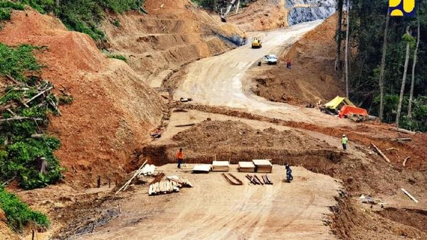 Begini Perjuangan Bangun Jalan Perbatasan di Kalimantan