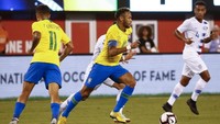 Brasil tampil dominan di pertandingan ini, dengan penguasaan bola mencapai 65% seperti dicatat ESPN. Neymar jadi salah satu yang paling aktif membangun serangan. (Foto: Jeff Zelevansky/Getty Images)