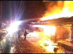 Pasar Ciawitali Garut Terbakar, Puluhan Kios Luluh Lantak