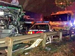 Kecelakaan di Tol Cakung, Mobil Patroli Polisi Diapit 2 Truk