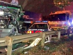 Kecelakaan di Tol Cakung, Mobil Patroli Polisi Diapit 2 Truk