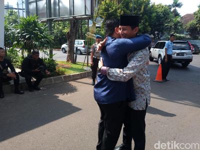 Foto: Momen Erick Thohir dan Sandiaga Berpelukan