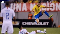 Aksi bek kiri Brasil, Filipe Luis, menghindari adangan pemain AS, Weston McKennie. (Foto: EDUARDO MUNOZ ALVAREZ/AFP PHOTO)