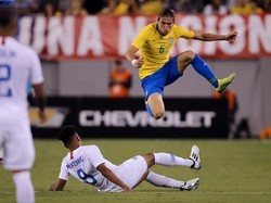 Aksi bek kiri Brasil, Filipe Luis, menghindari adangan pemain AS, Weston McKennie. (Foto: EDUARDO MUNOZ ALVAREZ/AFP PHOTO)