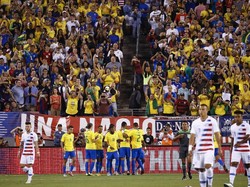 Para pemain Brasil merayakan gol di hadapan kerumunan suporter mereka. (Foto: Jeff Zelevansky/Getty Images)