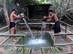 Kreatif! Video Ini Rekam Cara Primitif Bangun Rumah