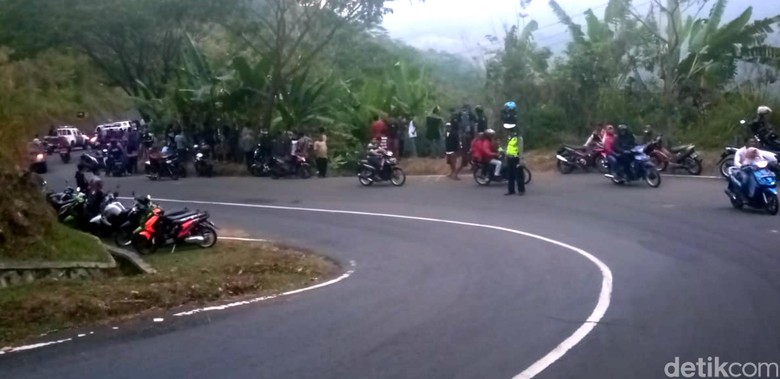 Polisi: Jalur Alternatif Cikidang Sukabumi Bukan untuk Bus dan Truk Polisi: Jalur Alternatif Cikidang Sukabumi Bukan untuk Bus dan Truk