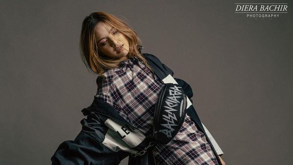 Cantik Sekaligus Edgy, Nia Ramadhani Bergaya Hypebeast Pakai Balenciaga