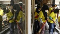 Aksi Gotong Royong Relawan Jokowi Bersih-bersih Rumah Aspirasi