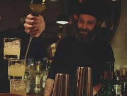 Pria Ini Nekat Buka Bar di Suriah yang Dilanda Perang