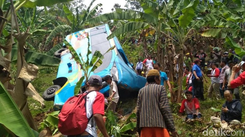 Insiden Bus Maut di Sukabumi Bermuatan 38 Orang Asal Bogor Insiden Bus Maut di Sukabumi Bermuatan 38 Orang Asal Bogor