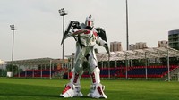 Begini aksi Vayar ketika mengayunkan pedangnya. Mirip tidak dengan Optimus Prime di Transformers? (Foto: Federasi Sepakbola Belarusia/BFF)