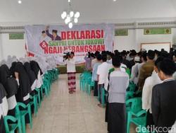 Ratusan Santri di Pangandaran Dukung Jokowi 2 Periode