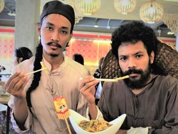 Ini Sosok Dibalik Dua Host Kocak, Pengulas Makanan Asal Thailand