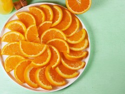 Ditinggal Semalaman, Jeruk Ini Warnanya Berubah Jadi Ungu Tua