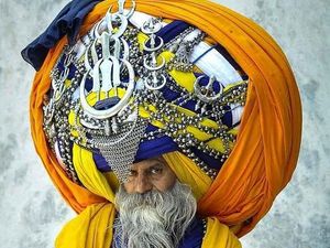 Pakai Turban 45 Kg di Kepala, Pria Ini Butuh Waktu 6 Jam untuk Dandan