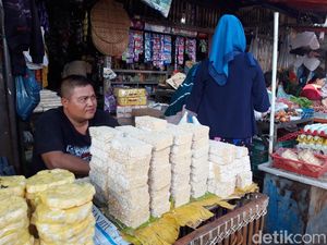 Penjual Tempe Mengeluh Imbas Naiknya Harga Kedelai