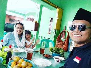 Momen Makan Guntur Romli hingga Cara Buat Tempe Goreng Setipis  Kartu ATM Momen Makan Guntur Romli hingga Cara Buat Tempe Goreng Setipis  Kartu ATM
