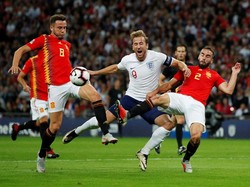 Harry Kane mendapat kawalan dari Saul Niguez dan Nacho Fernandez. (Foto: John Sibley/Reuters)
