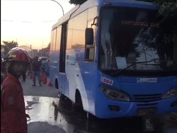 Bus Feeder TransJakarta Terbakar di Cipinang, Lalin Macet