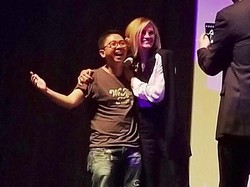 So Lucky! Vlogger Indonesia Ini Berpelukan dengan Julia Roberts