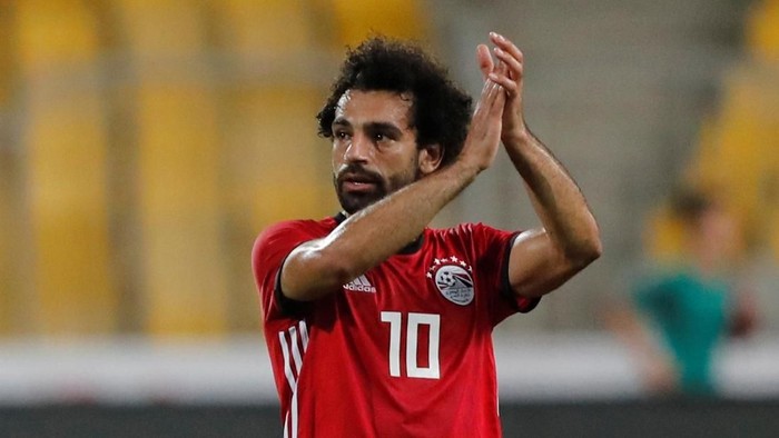 Soccer Football - African Nations Cup Qualifier - Egypt v Niger - Borg El Arab Stadium, Alexandria, Egypt - September 8, 2018  Egypts Mohamed Salah applauds the fans at the end of the match   REUTERS/Amr Abdallah Dalsh