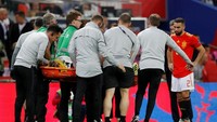 Luke Shaw sempat harus mendapatkan perawata pada menit ke-53. Dia bertabrakan dengan Dani Carvajal hingga harus ditandu ke luar lapangan. Shaw sampai harus diganti. (Foto: Darren Staples/Reuters)