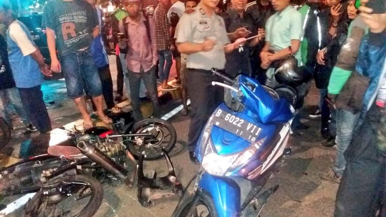 Kecelakaan 4 Kendaraan di Asemka Jakbar, Mobil-Motor Ringsek