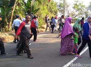 Penasaran, Warga Padati Lokasi Kecelakaan Bus Maut Sukabumi