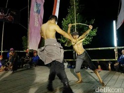 Saat Kades dan Polisi di Kediri Beradu Cambuk Tiban di Musim Kemarau Saat Kades dan Polisi di Kediri Beradu Cambuk Tiban di Musim Kemarau