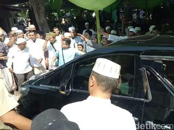 Kunjungi Banyuwangi, Prabowo Disambut Santri dan Emak-emak