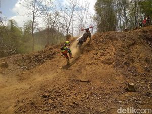 Begini Gaya Ribuan Crosser Taklukkan Perbukitan Ekstrem Trenggalek