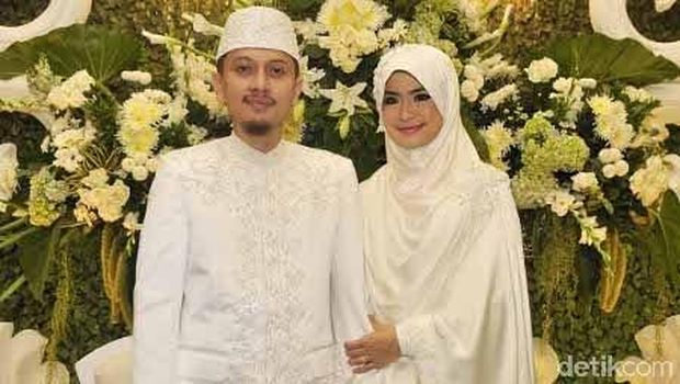 {Sabtu} 2 Artis Hijrah Usai Dikhianati Suami, Jadi Pendakwah & Berbisnis