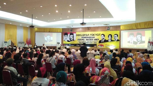 Para relawan mengaku berasal dari perantauan berbagai daerah. 