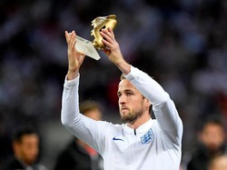 Harry Kane memamerkan trofi penghargaan sepatu emas Piala Dunia 2018 sebelum kick-off laga Inggris vs Spanyol di ajang UEFA Nations League. (Foto: Toby Melville/Reuters)