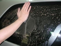 Cara Membersihkan Jamur pada Kaca Mobil, Mudah Pakai Metode Ini