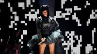 Gaya Glamour Cardi B, Penyanyi yang Jidatnya Benjol Sebesar Bola Golf